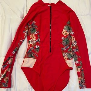 Long sleeve swimsuit. Bought on Amazon. Worn a few times. Too big.